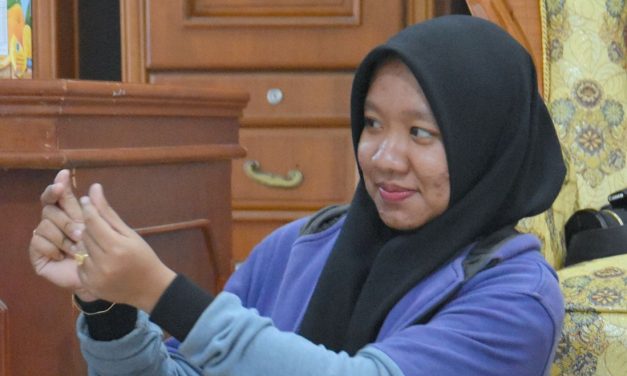 懷抱教師夢的亞齊女孩Eka